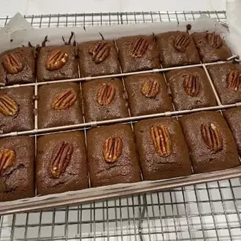 Cakey Bakey - Bakplåt med avdelare Skär kakan i en rörelse