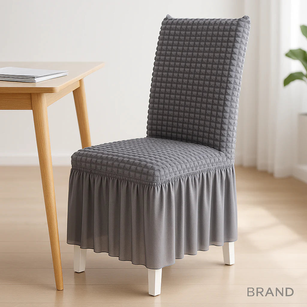 Housse de chaise avec détail de jupe – Parfaite pour les mariages, les fêtes et la décoration intérieure.
