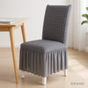 Housse de chaise avec détail de jupe – Parfaite pour les mariages, les fêtes et la décoration intérieure.