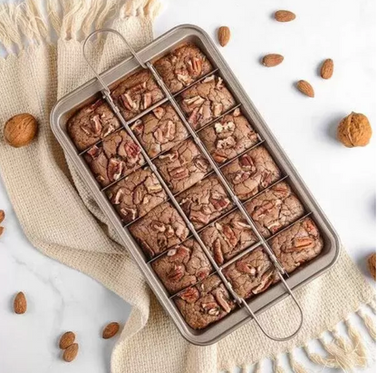 Cakey Bakey - Bakplåt med avdelare Skär kakan i en rörelse