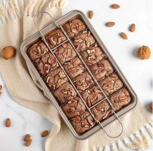 Cakey Bakey - Bakplåt med avdelare Skär kakan i en rörelse